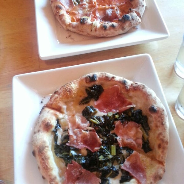 7/13/2013 tarihinde Jenna W.ziyaretçi tarafından Tutta Bella Neapolitan Pizzeria'de çekilen fotoğraf