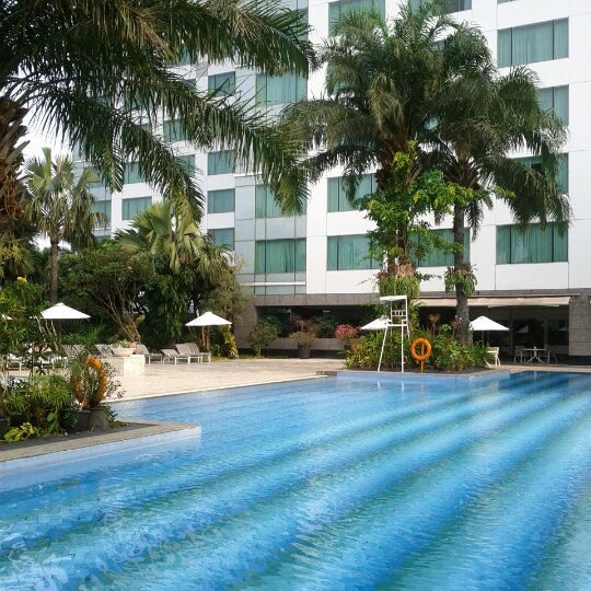 Das Foto wurde bei Poolside - Hotel Mulia Senayan, Jakarta von Akshay P. am 10/4/2012 aufgenommen