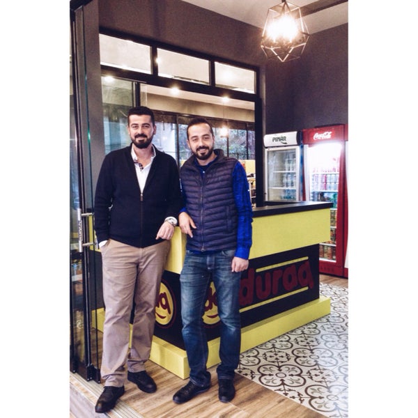 Yıllardır Batı Dolmuş Durağı'nda hizmet veren Ünal Restaurant'ın sahibi Mustafa Ünal, tadilatın ardından Duraq Fast Food'u hizmete soktu...