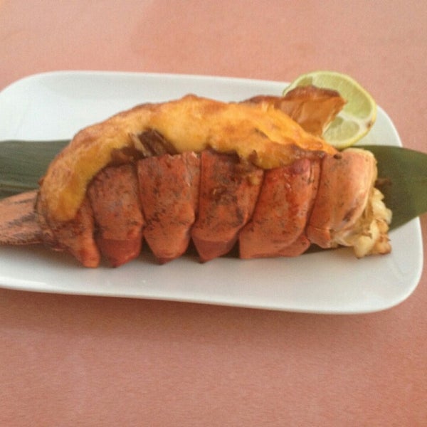 Foto scattata a Stingray Sushi da foodieondutytx il 10/13/2013