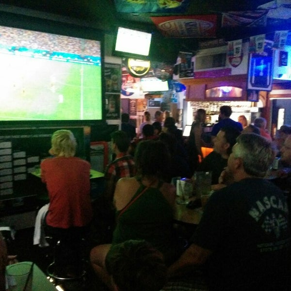 6/22/2014 tarihinde Fatima M.ziyaretçi tarafından Leo&#39;s All-Star Sports Bar &amp; Grill'de çekilen fotoğraf