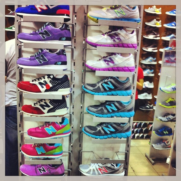 Мегаспорт кроссовки. Мегаспорт Киров каталог носки разного яркого цвета.