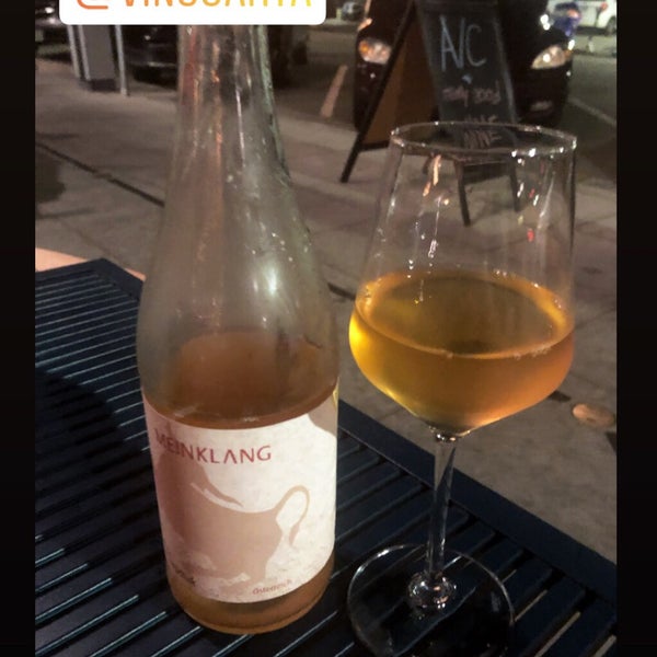 Снимок сделан в Vino Carta - Wine Shop &amp; Bar пользователем Ashley F. 9/22/2019
