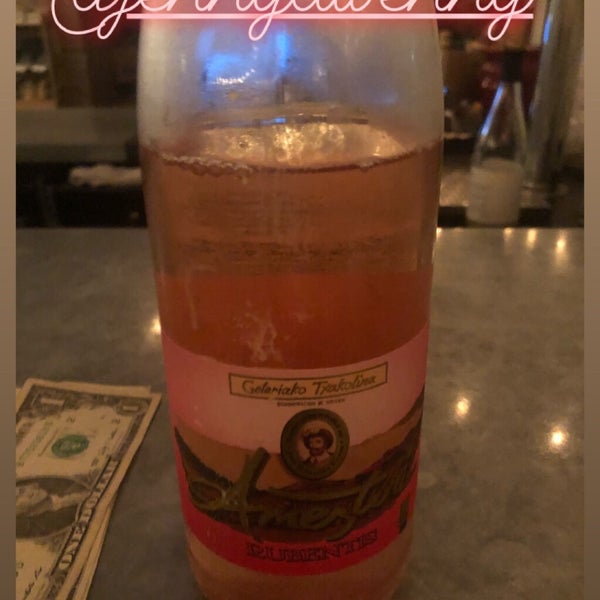 Das Foto wurde bei Vino Carta - Wine Shop &amp; Bar von Ashley F. am 9/22/2019 aufgenommen