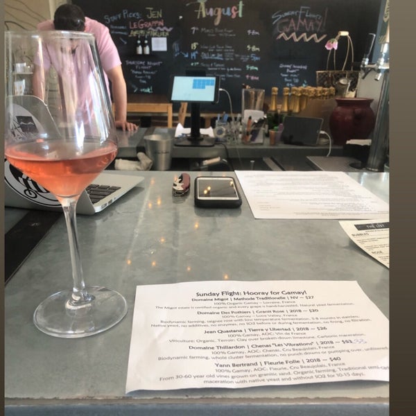 Снимок сделан в Vino Carta - Wine Shop &amp; Bar пользователем Ashley F. 8/19/2019