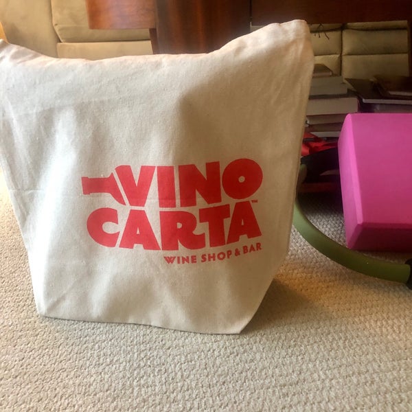Снимок сделан в Vino Carta - Wine Shop &amp; Bar пользователем Ashley F. 7/28/2020