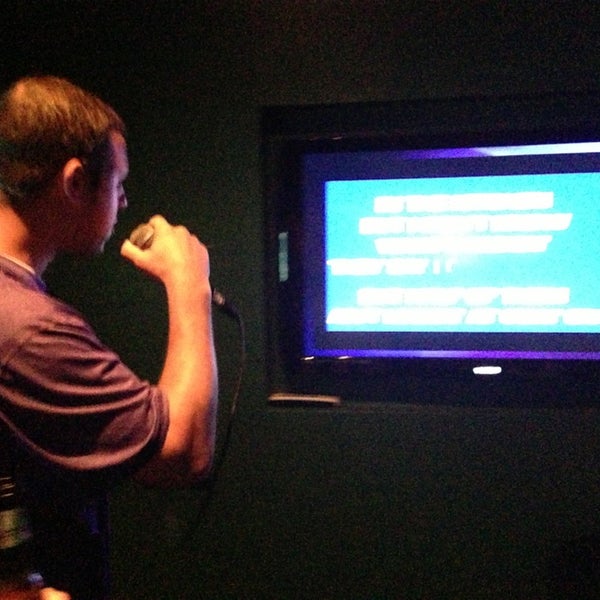 Foto tirada no(a) The Common Interest Karaoke Bar &amp; Grill por Joe H. em 8/3/2013