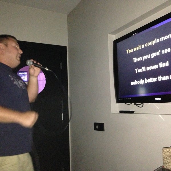 8/23/2013 tarihinde Joe H.ziyaretçi tarafından The Common Interest Karaoke Bar &amp; Grill'de çekilen fotoğraf