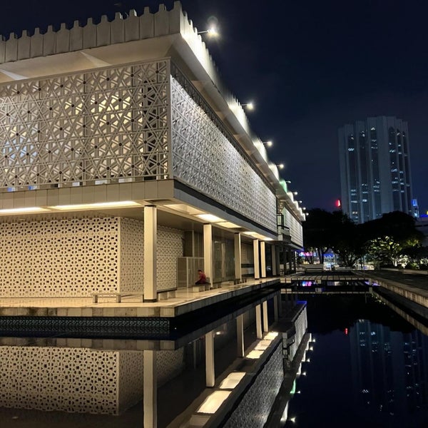 Foto diambil di Masjid Negara Malaysia oleh Khairul A. pada 3/16/2024