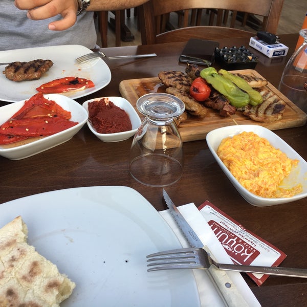 รูปภาพถ่ายที่ Köyüm Kasap &amp; Et Restaurant โดย Nur Ö. เมื่อ 7/13/2017
