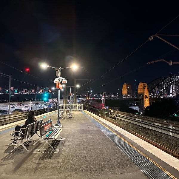 Photo taken at Milsons Point Station by ぜろ on 5/5/2023