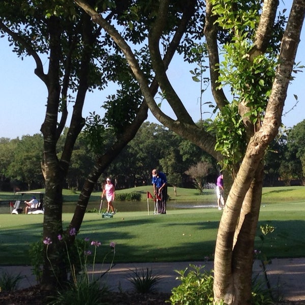 รูปภาพถ่ายที่ Cinco Ranch Golf Club โดย Moses R. เมื่อ 6/1/2014