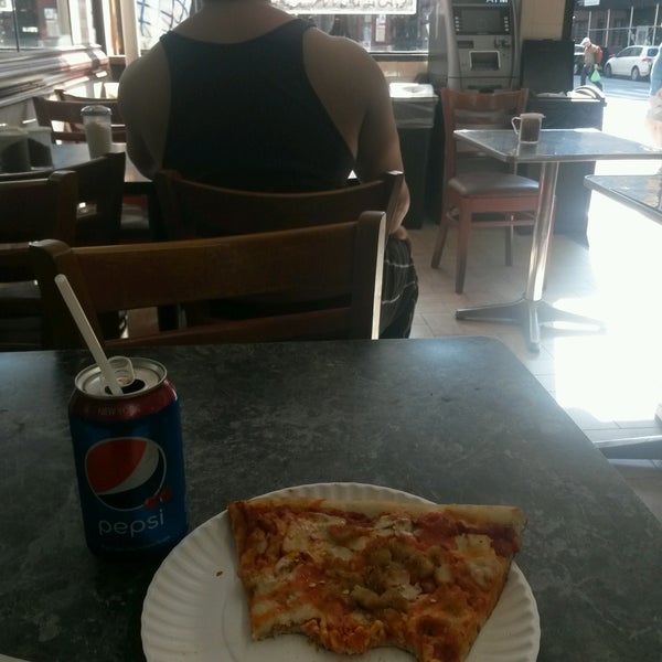 9/26/2016에 Luis O.님이 Famous Ben&#39;s Pizza of SoHo에서 찍은 사진