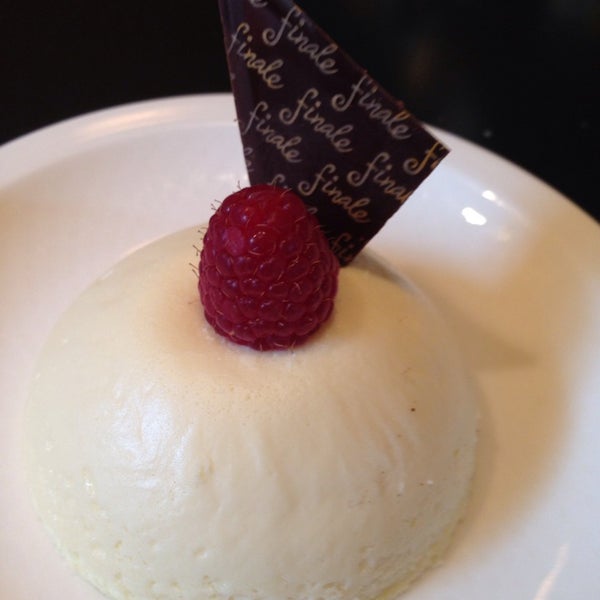 4/27/2014에 Kirstin F.님이 Finale Desserterie &amp; Bakery에서 찍은 사진