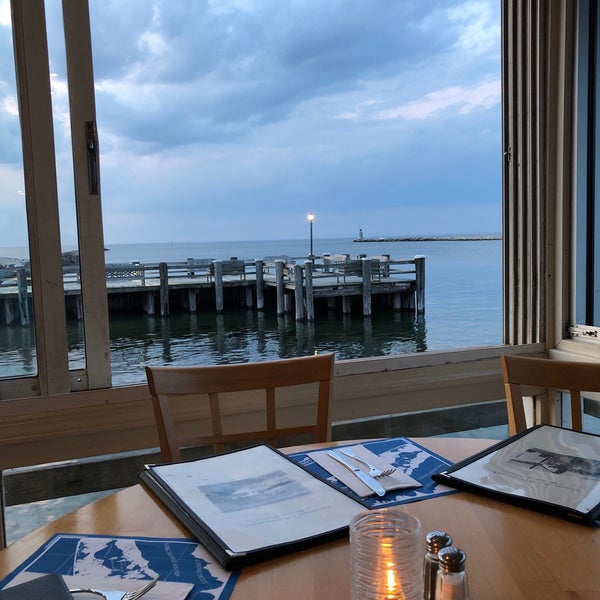 Foto scattata a Gosman&#39;s Restaurant da Neha J. il 6/1/2019