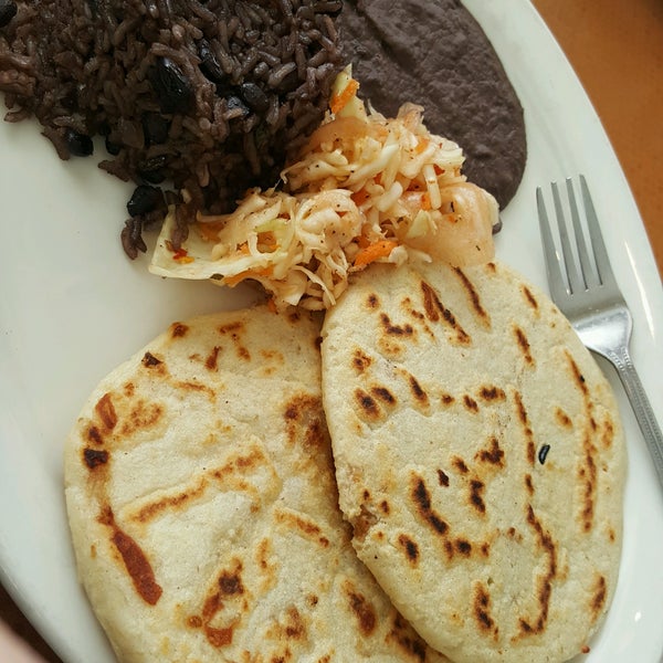 Foto tomada en Mario&#39;s Mexican &amp; Salvadorian Restaurant  por Tanya J. el 10/10/2016
