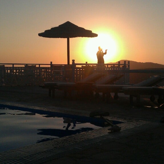 Most Beutiful place in Folegandros, they serve breakfast and coctails@sunset.