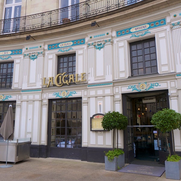 Brasserie la plus connue de Nantes, de style Art Nouveau, elle fait face au Théâtre Graslin. Cher mais un passage obligé de Nantes.