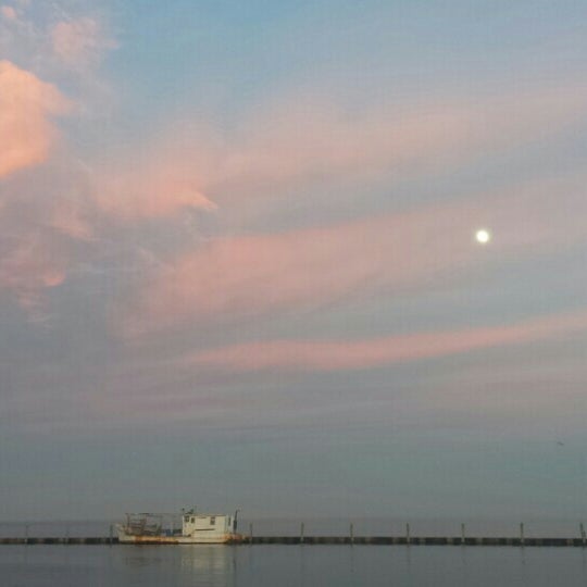 Photo taken at Moondog Seaside Eatery by Veronica R. on 12/24/2015