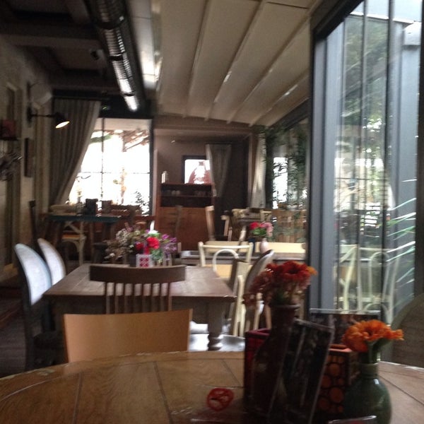 Foto tirada no(a) Lucina Cafe por Ipek Y. em 12/2/2014