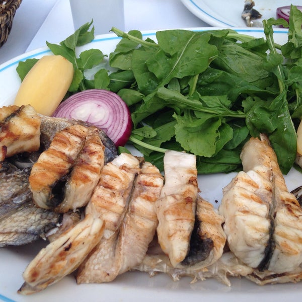 Photo prise au Cunda Balık Restaurant par EVO . le9/20/2015