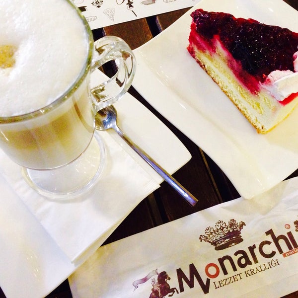 Снимок сделан в Monarchi | Cafe ve Restaurant пользователем Kokoschka 11/27/2015
