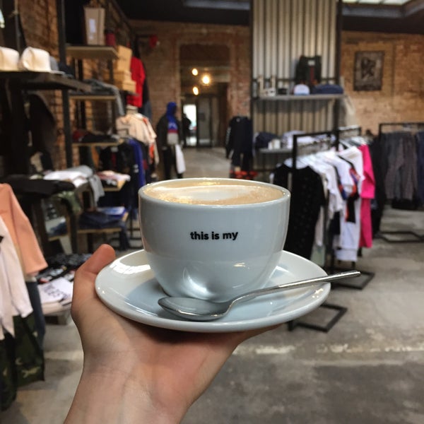 Foto tirada no(a) SIGNATURE store &amp; cafe por Adley em 4/25/2017