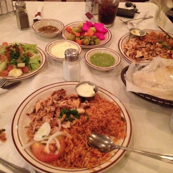Das Foto wurde bei Al Salam Restaurant and Market von Yazeed A. am 12/23/2013 aufgenommen