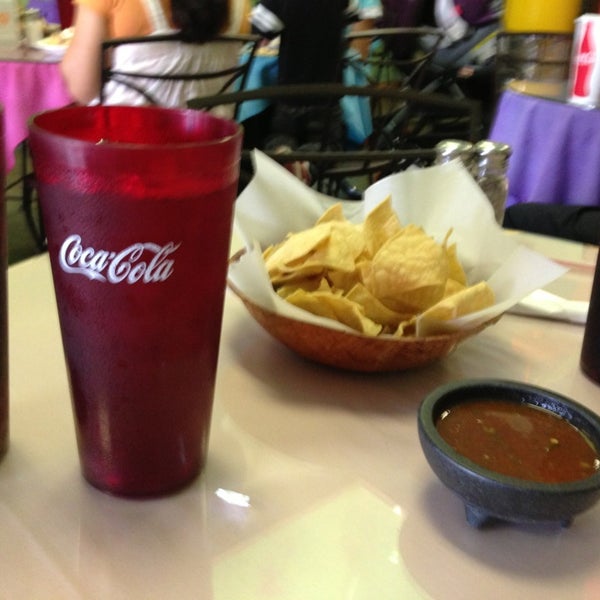 8/12/2013 tarihinde Diana O.ziyaretçi tarafından Mangos Mexican Café'de çekilen fotoğraf
