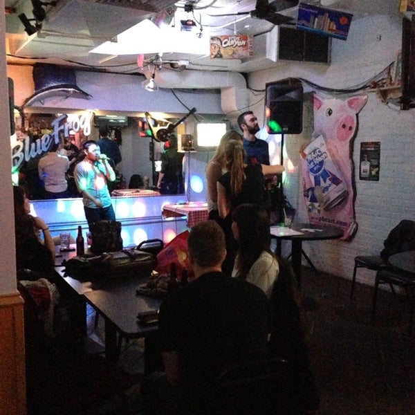 3/7/2014에 Tom D.님이 Blue Frog Bar &amp; Grill에서 찍은 사진