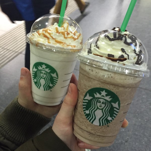 Foto scattata a Starbucks da Sarah B. il 12/17/2015