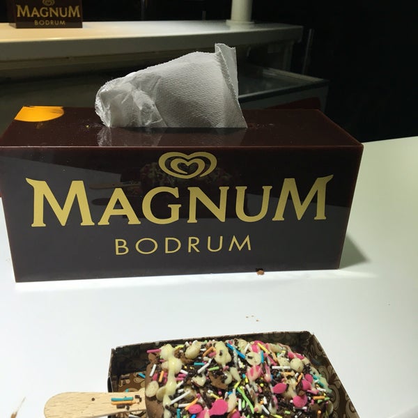 รูปภาพถ่ายที่ Magnum Store Bodrum โดย Özlem G. เมื่อ 9/12/2016