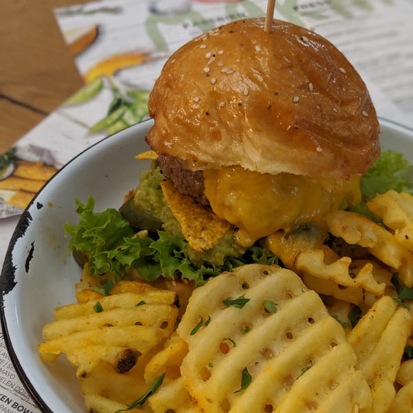 10/3/2019にThomas S.がmakamaka Burger, Bar &amp; Grillで撮った写真