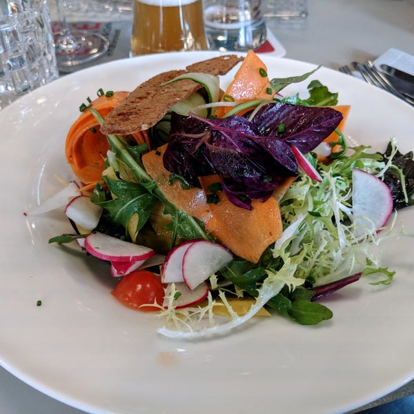 5/31/2018 tarihinde Thomas S.ziyaretçi tarafından Palastecke - Restaurant &amp; Café im Kulturpalast'de çekilen fotoğraf