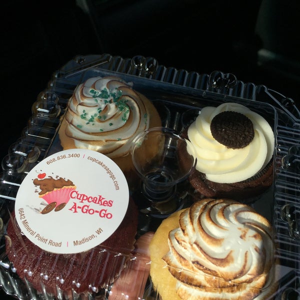 รูปภาพถ่ายที่ Cupcakes-A-Go-Go โดย Jessica R. เมื่อ 5/9/2015