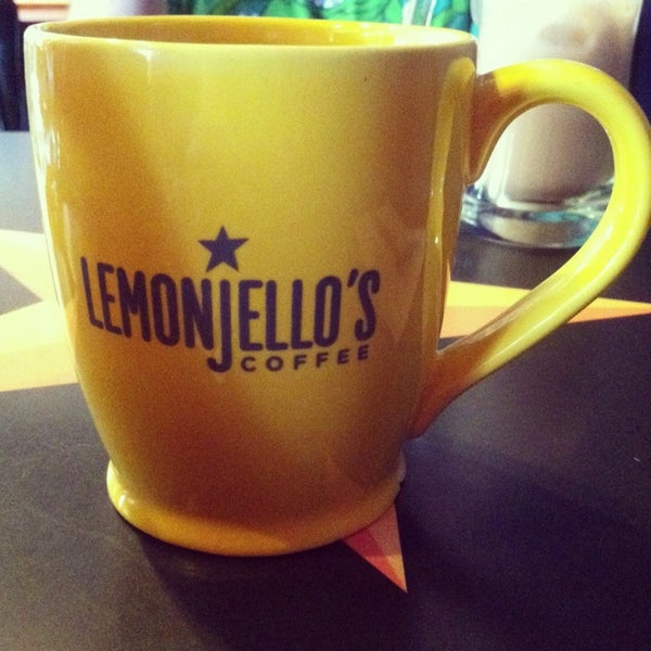 รูปภาพถ่ายที่ Lemonjello&#39;s Coffee โดย Ashley L. เมื่อ 8/11/2013