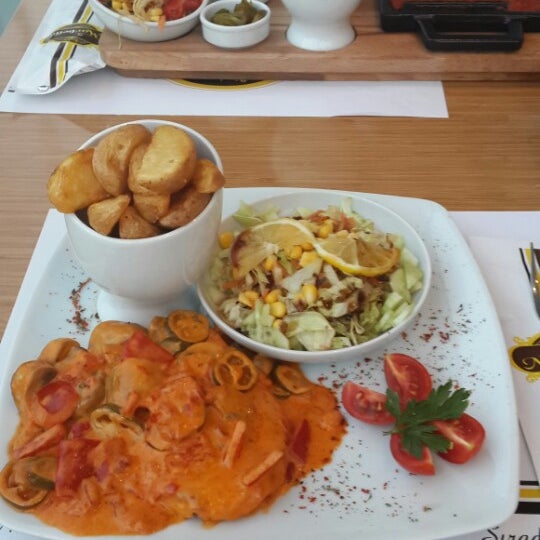 Foto diambil di Marbella Restaurant &amp; Bistro oleh Atakan C. pada 8/12/2013