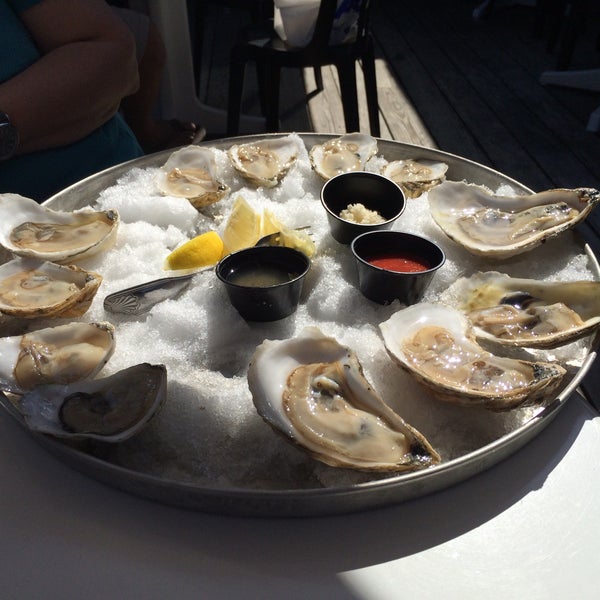 Foto tirada no(a) Mine Oyster Restaurant &amp; Raw Bar por Sharalee F. em 5/24/2015