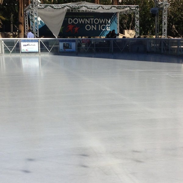 Das Foto wurde bei Pershing Square Downtown On Ice von Leslie R. am 1/16/2013 aufgenommen