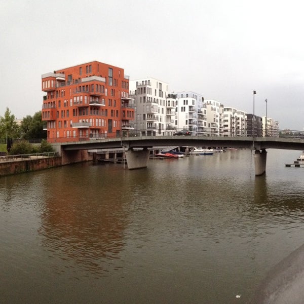 รูปภาพถ่ายที่ Frankfurter Botschaft โดย Francesc C. เมื่อ 9/11/2013