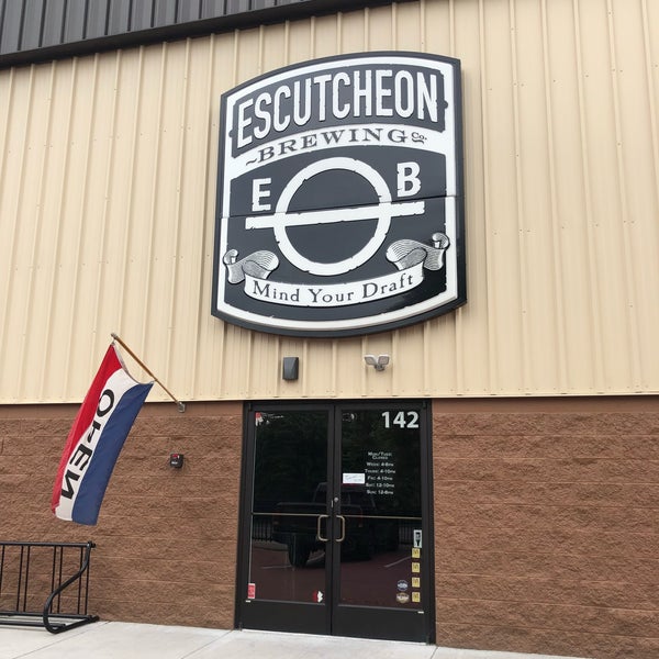 Photo taken at Escutcheon Brewing Co. by Neal E. on 5/28/2018