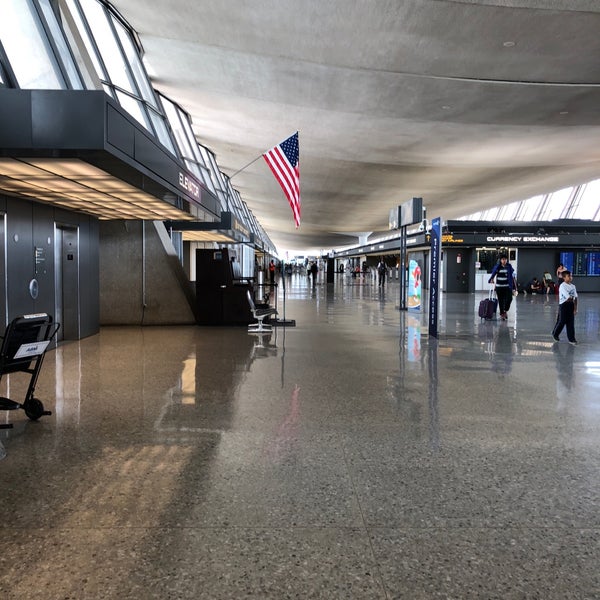 Nice аэропорт франция. Аэропорт ниццы 2 терминал. Аэропорт ниццы 2 терминал. Main terminal. Вашингтонский аэропорт имени даллеса.