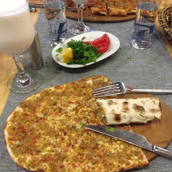 Foto scattata a Ziyaret Restaurant &amp; Ocakbaşı da Hilmiye S. il 5/2/2017