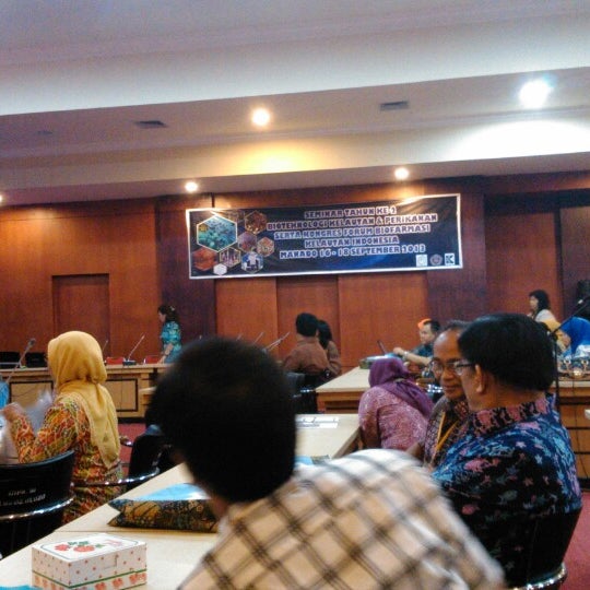 Foto tirada no(a) Kantor Pusat UNSRAT por Bambang H. em 9/16/2013