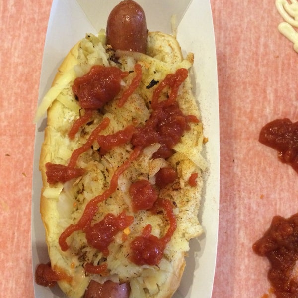I got the Rueben Dog. It was incredible. I'm from New York and I am used to my Nathan's hot dogs. This tasted as good, if not better than my Nathan's. Eat here. 👍
