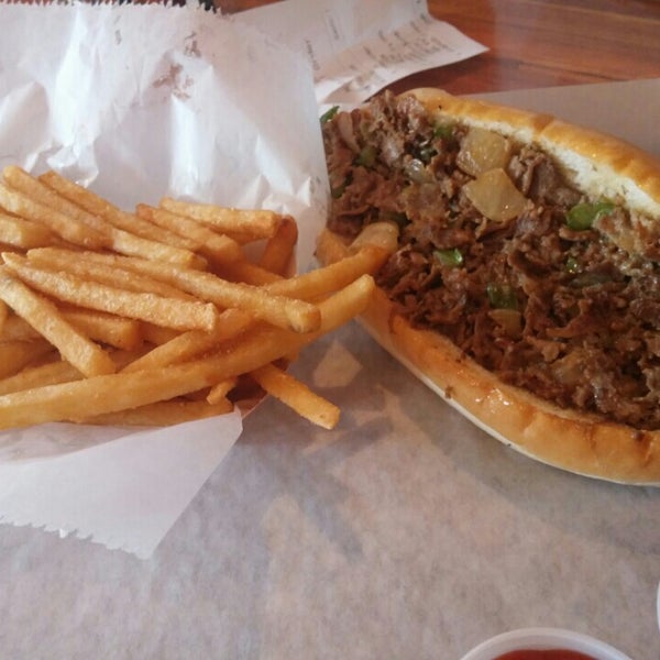 Foto scattata a ForeFathers Gourmet Cheesesteaks &amp; Fries da Bradley C. il 6/20/2015