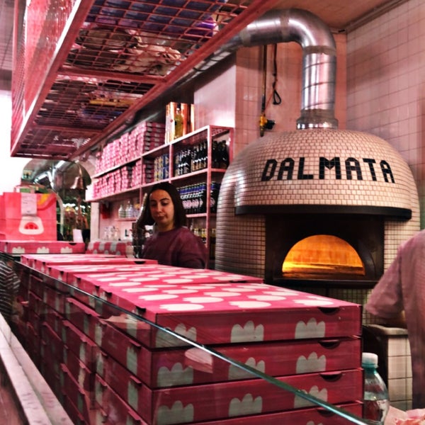 Foto diambil di Dalmata Pizza oleh Jawaher A. pada 3/12/2022