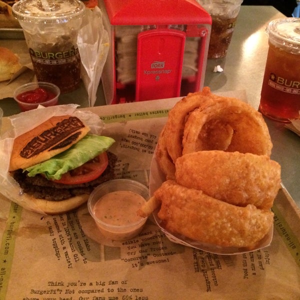 1/4/2015 tarihinde John K.ziyaretçi tarafından BurgerFi'de çekilen fotoğraf