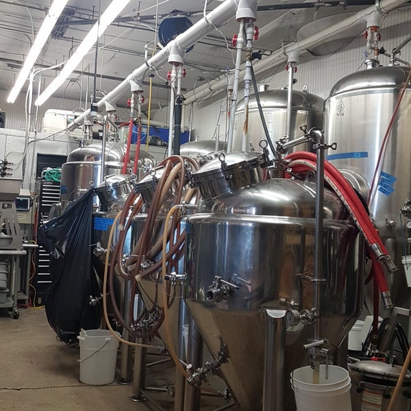 Foto diambil di Transmitter Brewing oleh Irina M. pada 2/16/2019