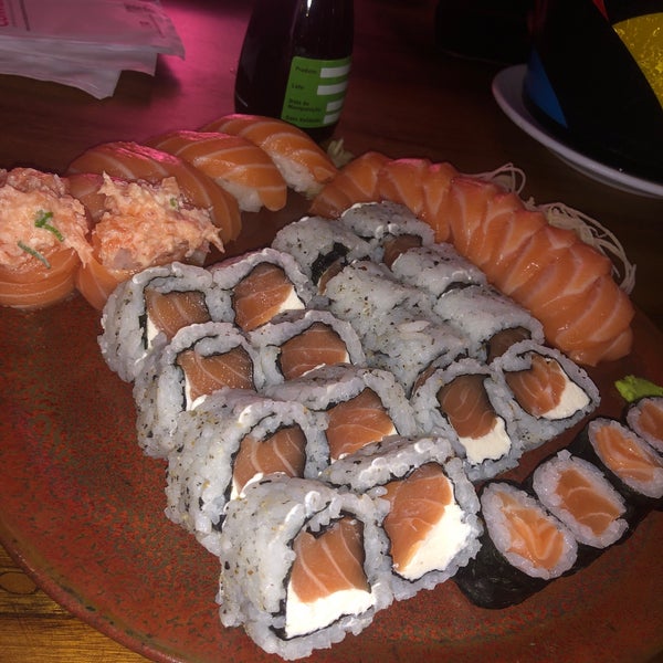 Foto scattata a Sushi &#39;n Roll da Alice L. il 6/12/2021